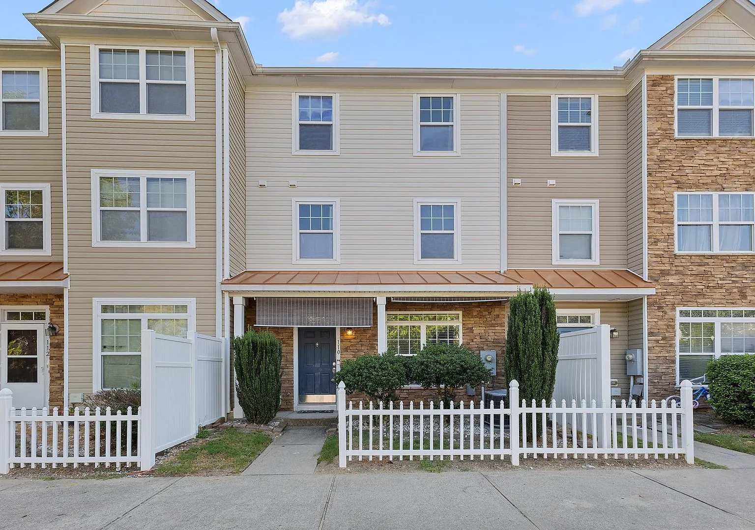 **3bd / 2.5ba Townhome In Prime Location** — Photo 1