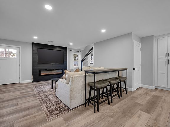 4th image of 312 Pleasant St