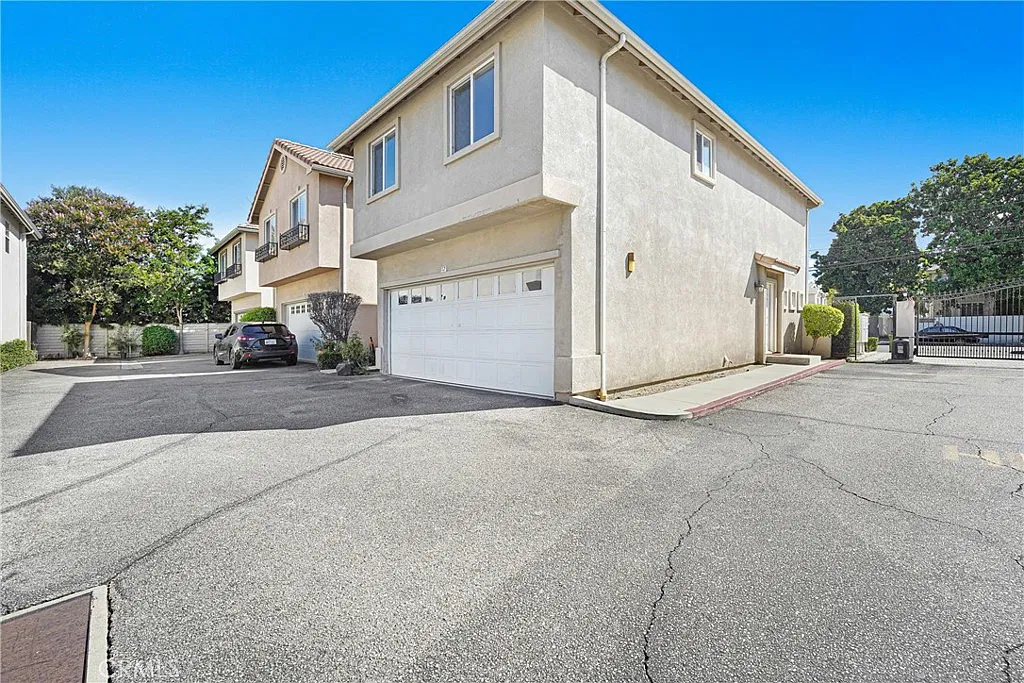 3 bed, 2.5 bath, 1440 sqft, $3,750 — Photo 2