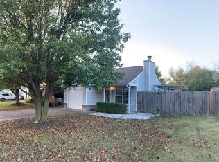 516 E Redbud Ln, Fayetteville, AR 72703