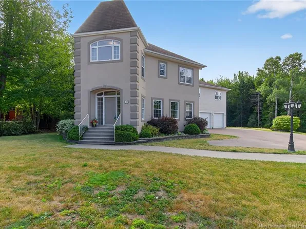 125 Golf St, Dieppe, NB E1A 8K9