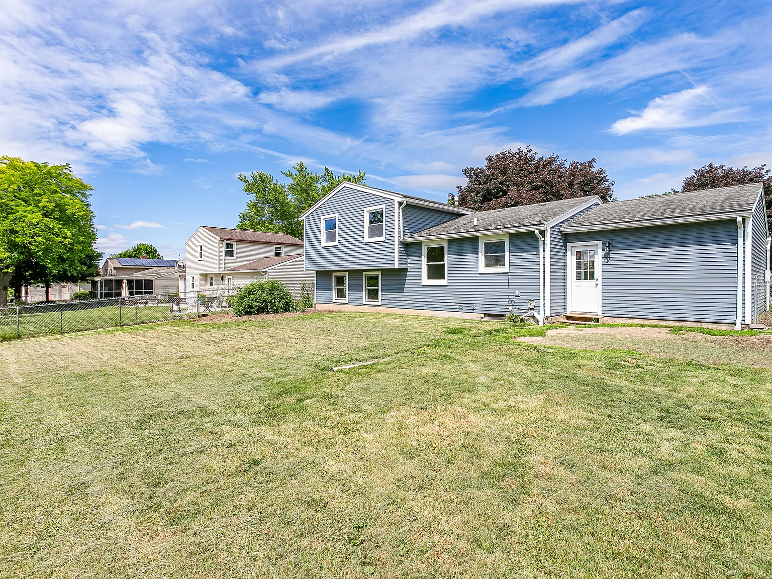 3 bed, 1.5 bath, 1588 sqft, $3,000 — Photo 2