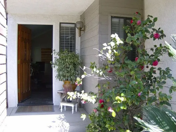 2572 Elden Ave APT V, Costa Mesa, CA 92627