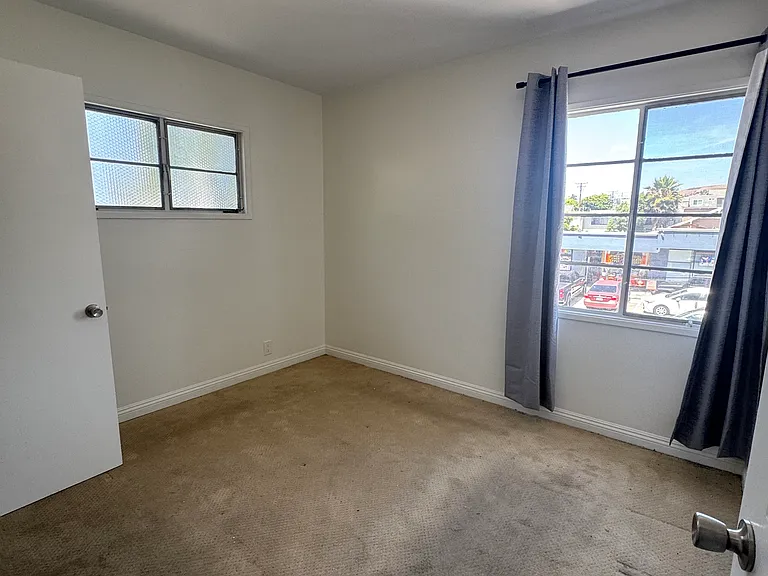 Bedroom has new carpet npw