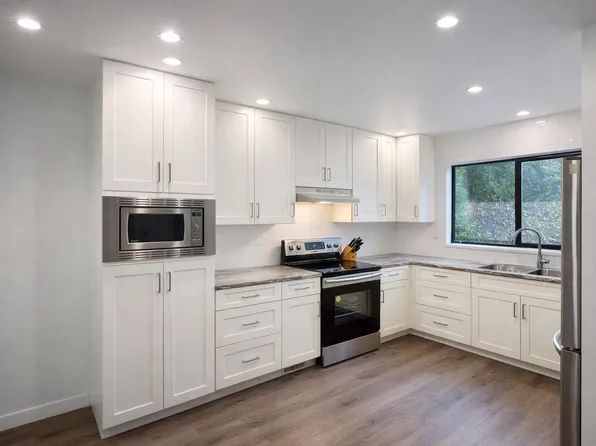 511 Gatensbury St #106, Coquitlam, BC V3J 5E7