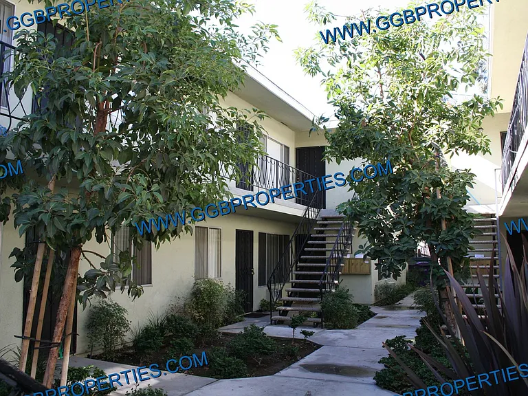 727-741 Orizaba Ave — Photo 24