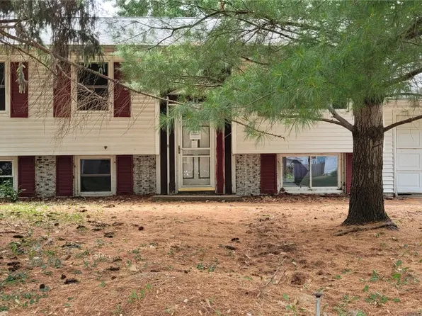 16 Regal Ln, Iowa City, IA 52240
