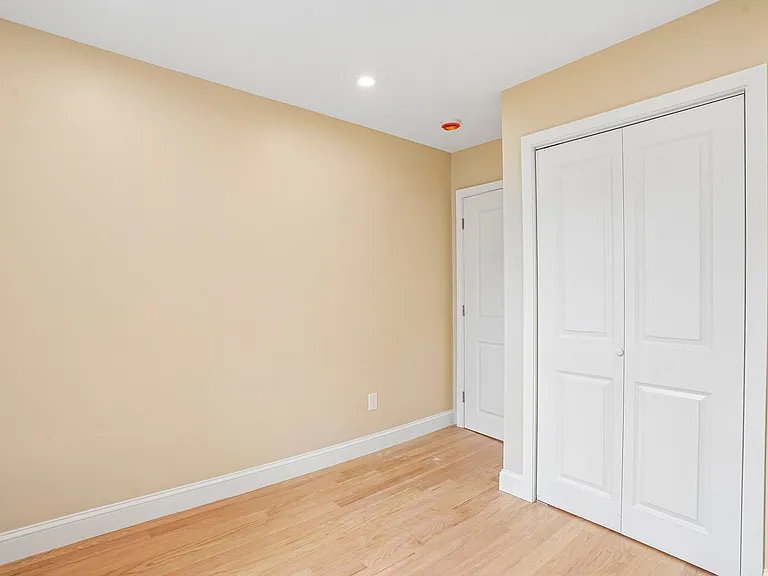 559 Winthrop St — Photo 17