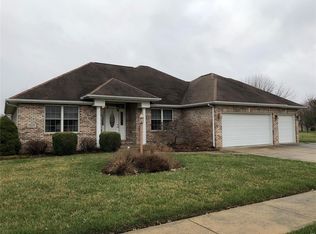 1024 Fox Manor Ct, Staunton, IL 62088