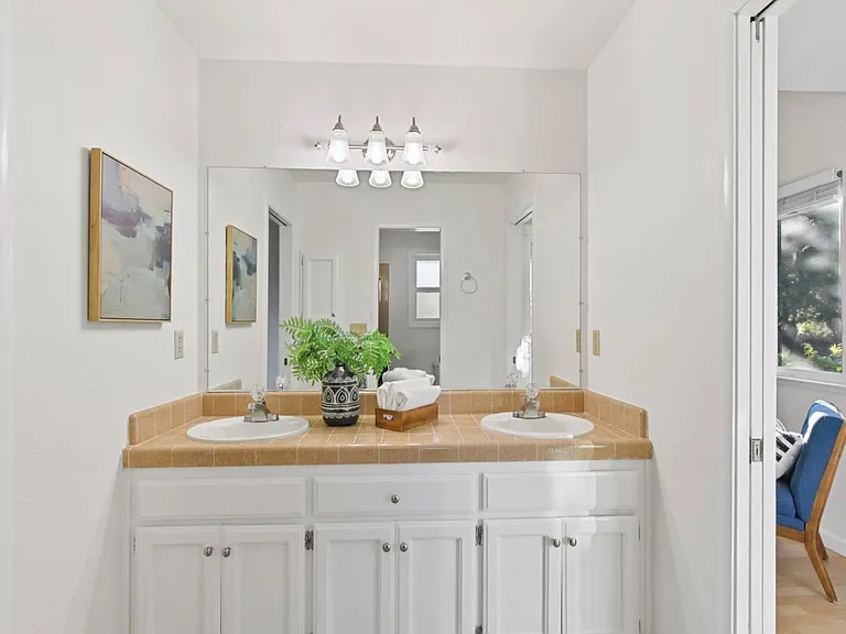 325 E 8th St #5 — Photo 32