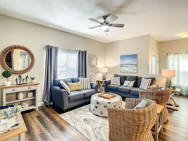 Beach Palm Ave — Photo 6