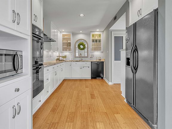 3rd image of 409 S Perkins Rd APT 4