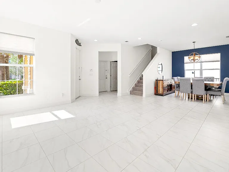 2011 NW Cataluna Cir — Photo 3
