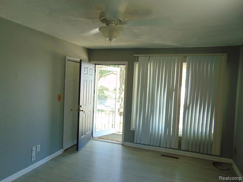 3 bed, 1.0 bath, 936 sqft, $1,400 — Photo 3