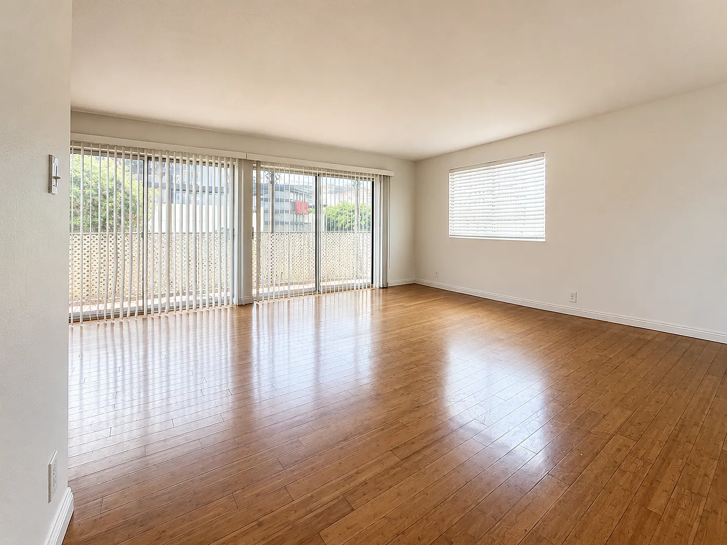2 bedroom 2 bath condo located in the New Orleans building — Photo 3