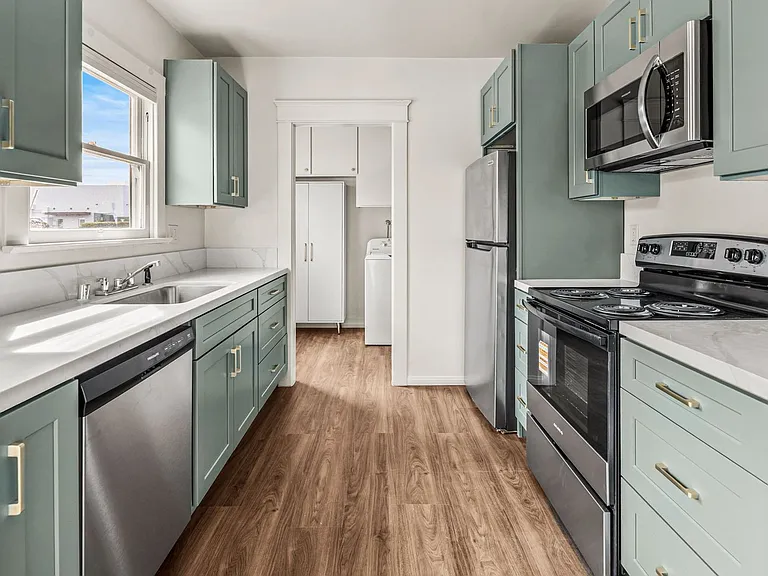 915 Civic Center Dr — Photo 3