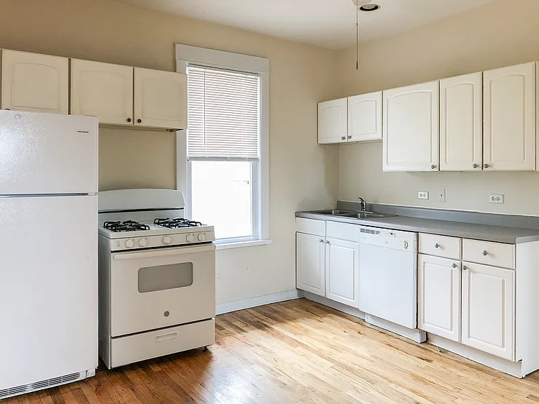 3250 N Lakewood Ave #CH1 — Photo 2