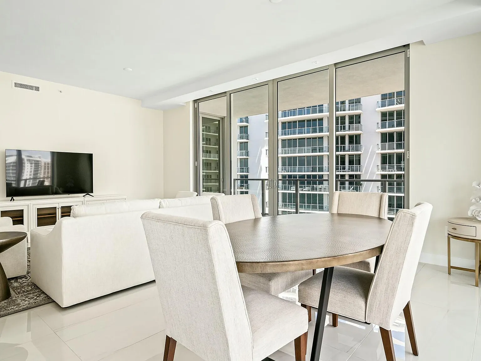 2 bed, 2.5 bath, 1775 sqft, $16,000 — Photo 3