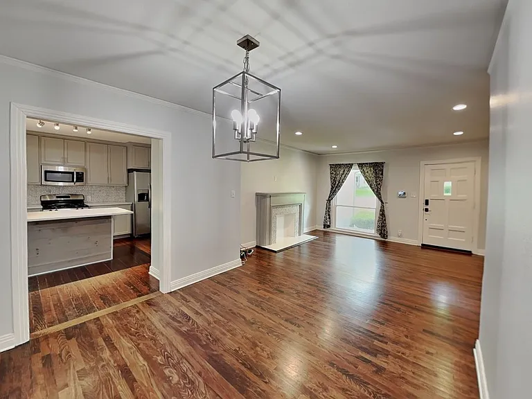 4225 Lovell Ave — Photo 3