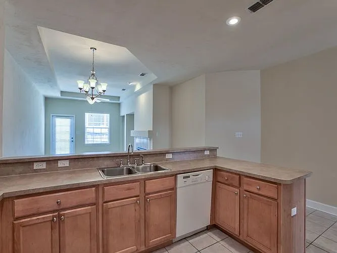 3 bed, 1418 sqft, $1,900 — Photo 3