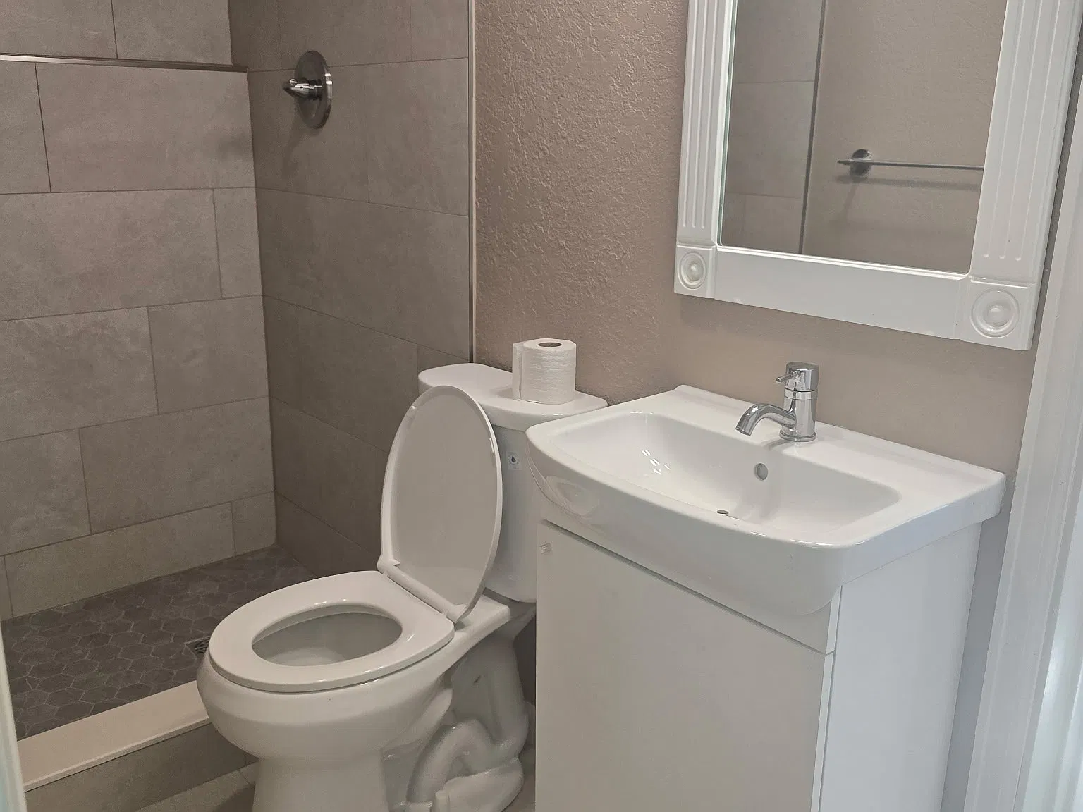 3 bed, 1176 sqft, $2,350 — Photo 3