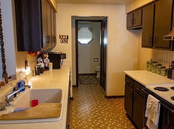 3rd image of 1703 Camelot Blvd