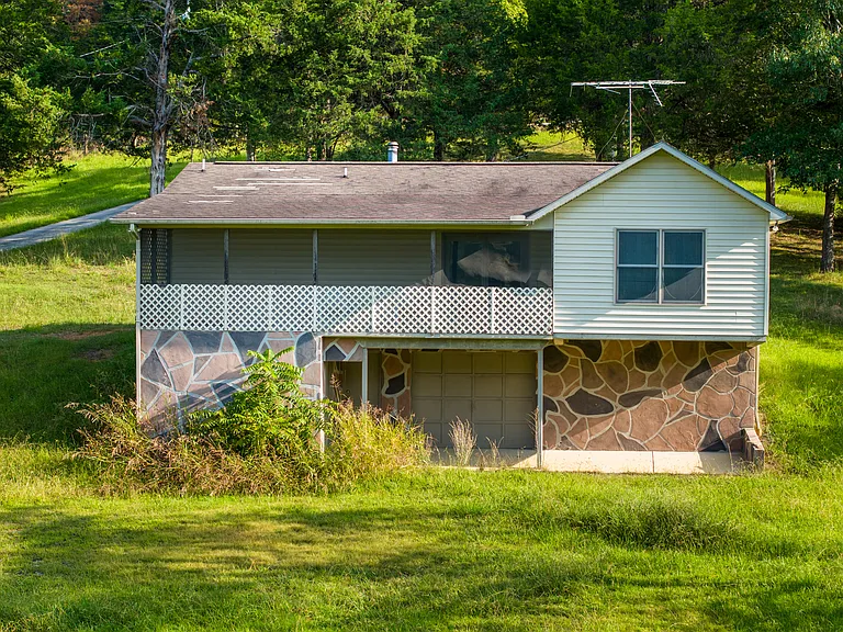 1303 Lake Front Dr — Photo 24