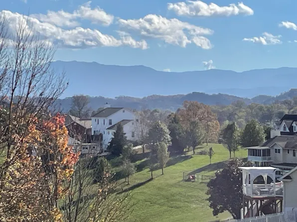 915 River Cliff Dr, Kodak, TN 37764