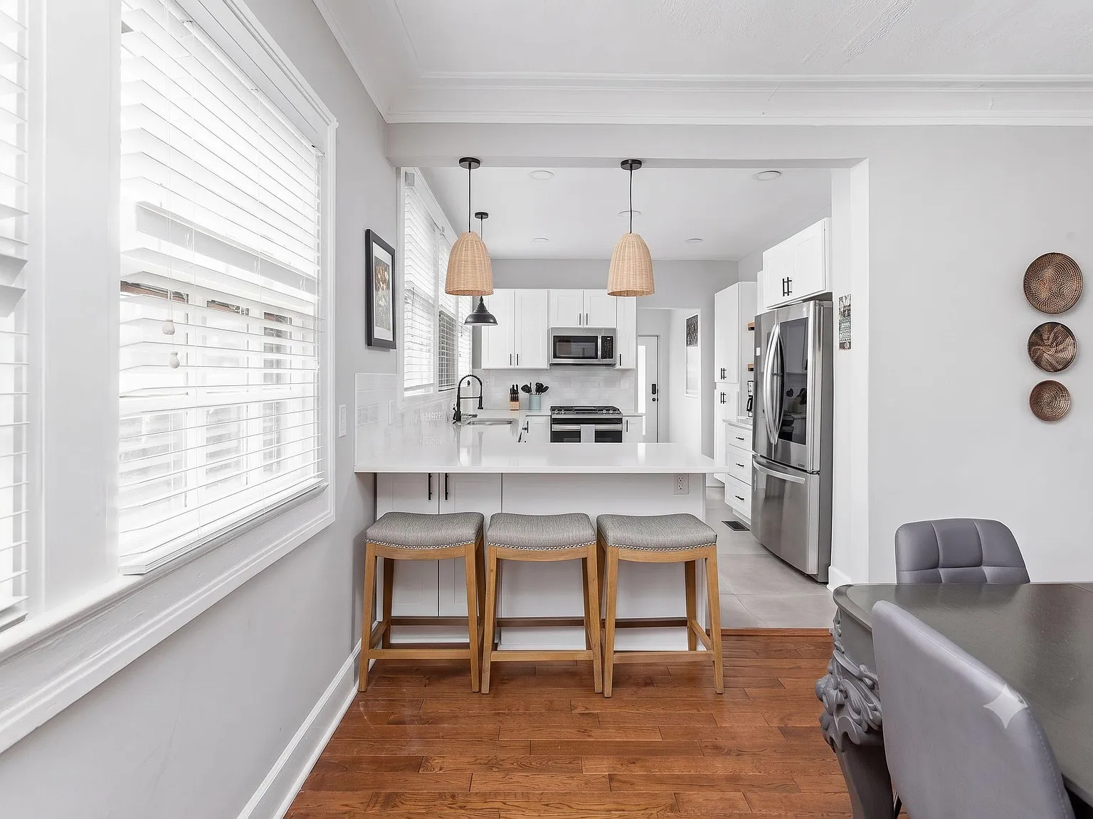 3 bed, 2.0 bath, 2300 sqft, $1,282 — Photo 2