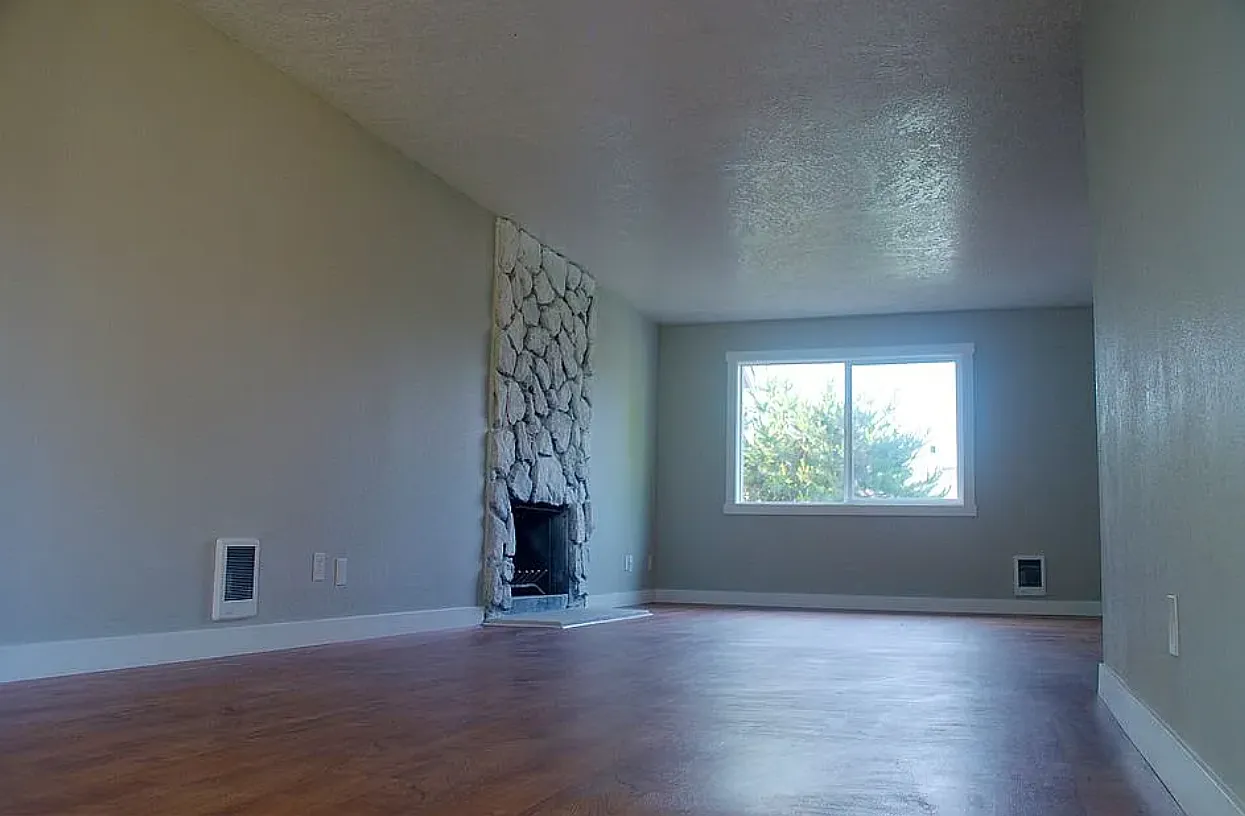 3 bed, 1.5 bath, 1500 sqft, $2,000 — Photo 2