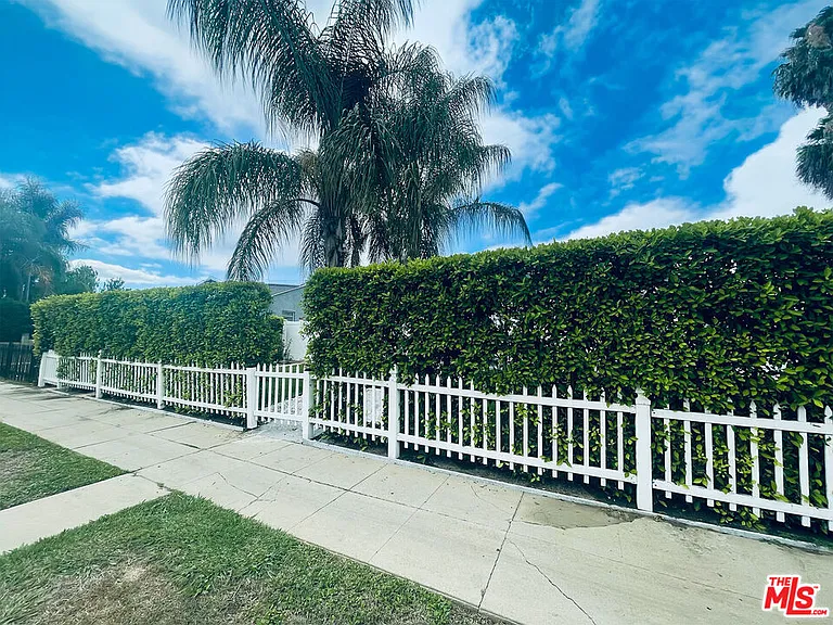 22131 Victory Blvd — Photo 25