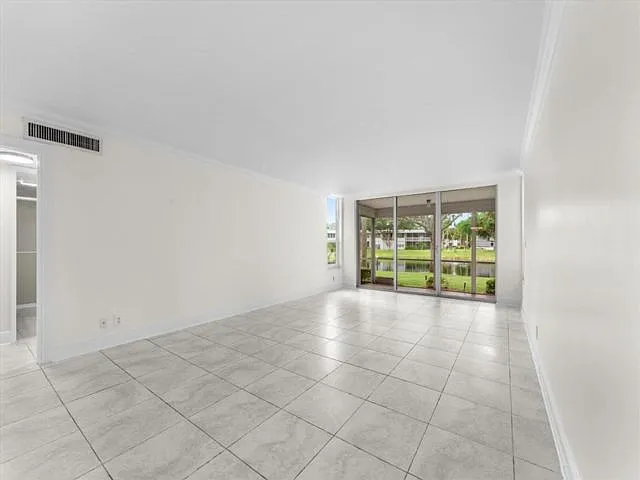 4240 Oaks Ter — Photo 2