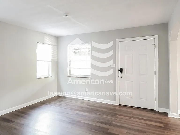 1386001_003_wm_-_living_room_13083776.jpg