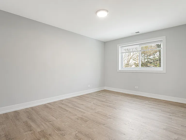 2330 W Lunt Ave #401 — Photo 6