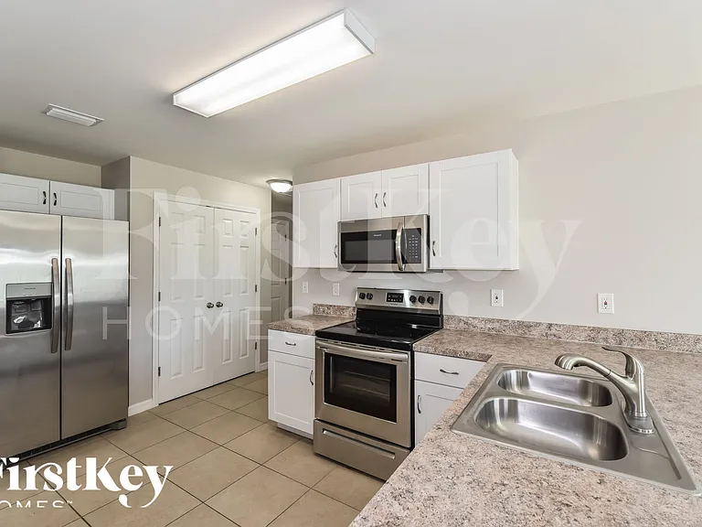 1195 Desmond St — Photo 8