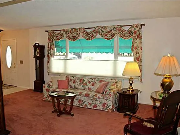 121 E Springwood Dr, Oregon, OH 43616