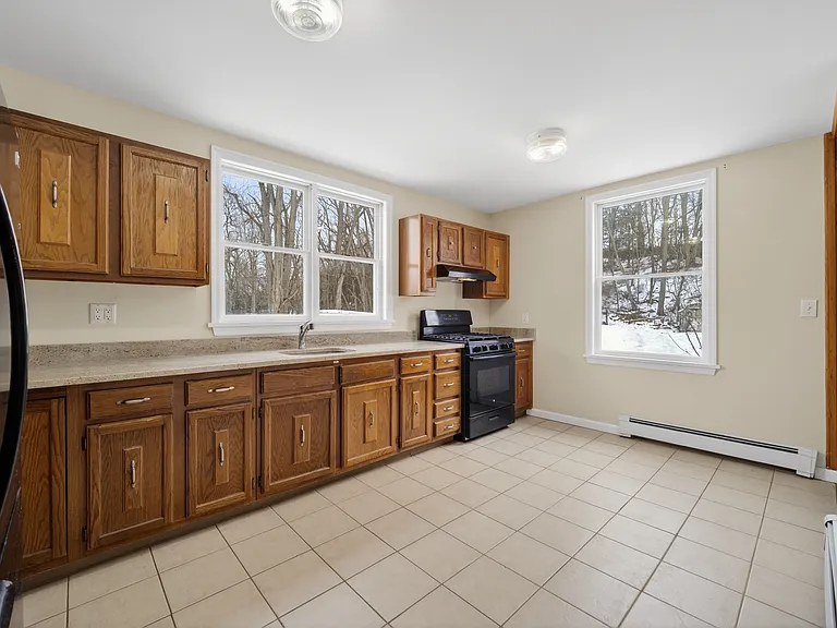 Spacious light bright kitchen