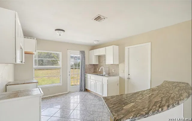 3 bed, 1.0 bath, 852 sqft, $1,100 — Photo 2