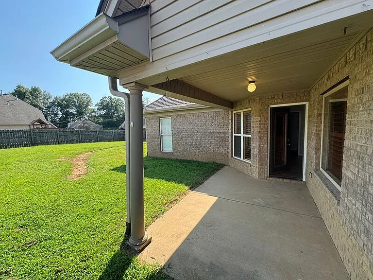 205 Hackberry Cv — Photo 11
