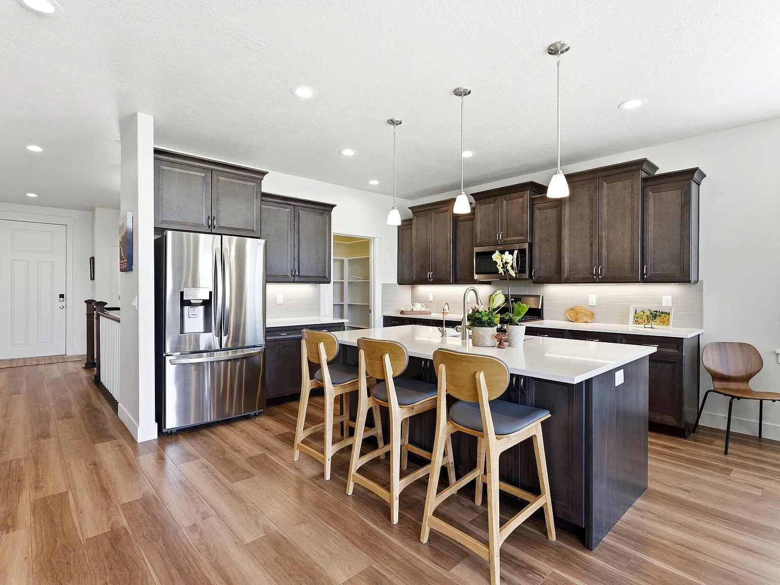 4 bed, 3400 sqft, $4,900 — Photo 4