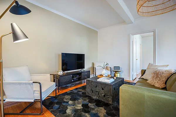 Rented by R New York | media 10