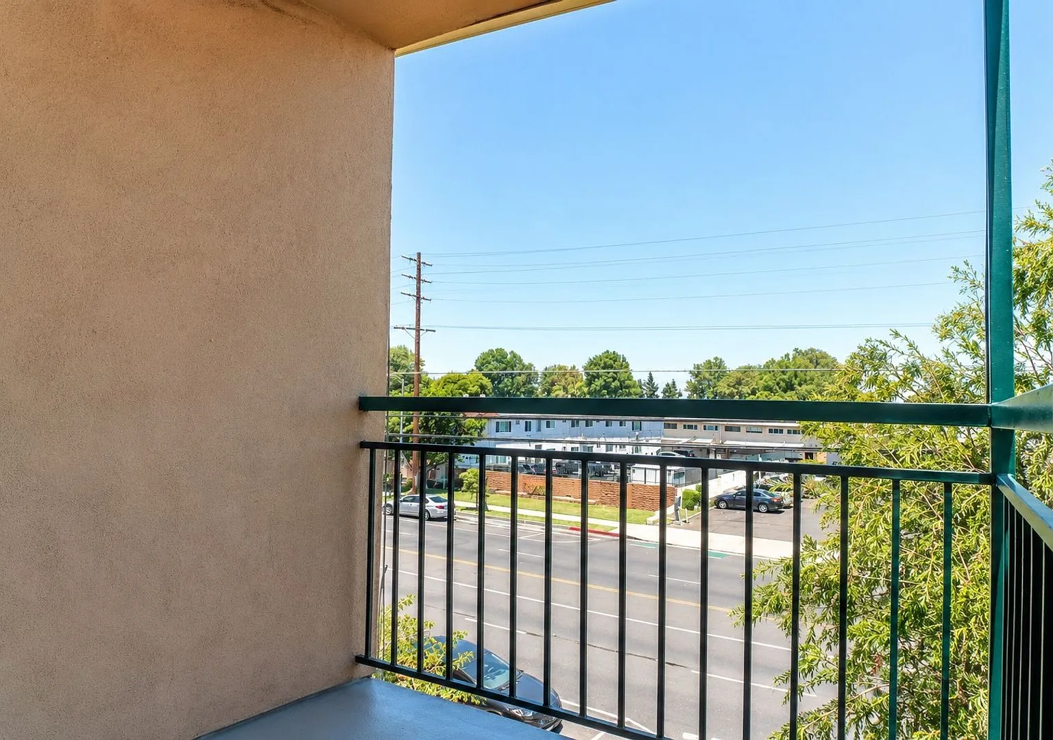 Reseda Gardens Apartments — Photo 4