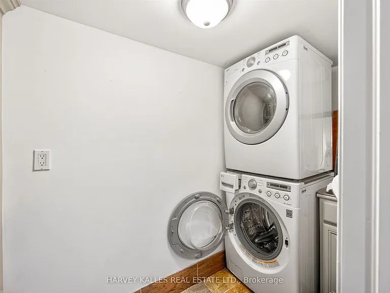 17 Lockheed Blvd — Photo 37