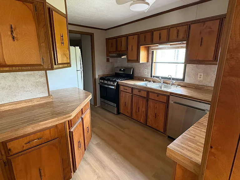 L-Shaped kitchen with new appliances