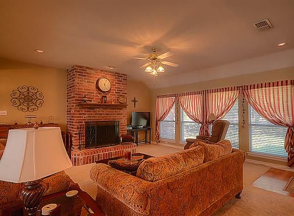 2nd image of 108 Lakeside Oaks Cir