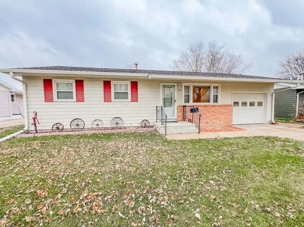 916 Maberly St, Holdrege, NE 68949