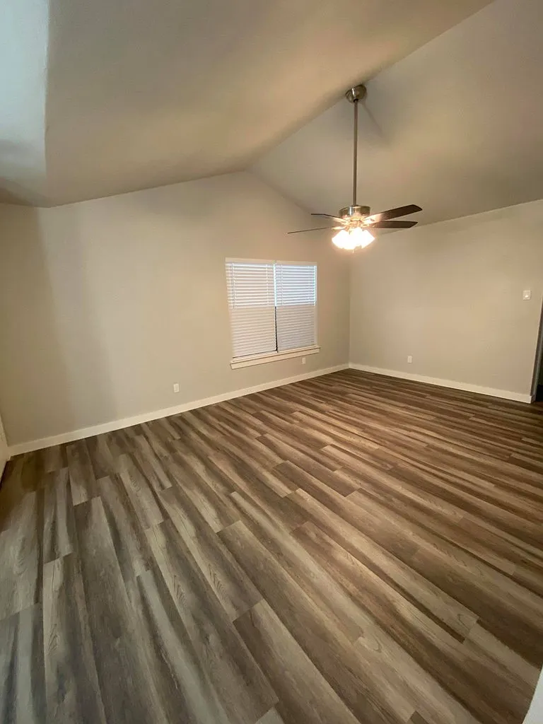 2 bed, 1.0 bath, 847 sqft, $1,350 — Photo 2