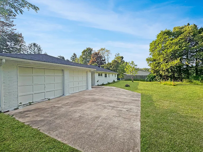 2429 Sarah Dr — Photo 13