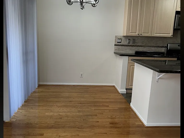 Burton Way Apartments — Photo 29