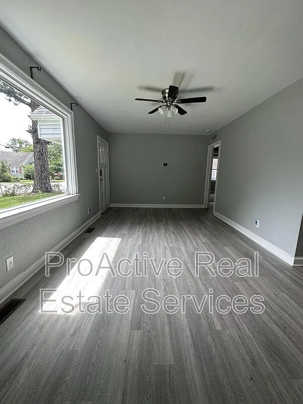 4 bed, 2.0 bath, 1300 sqft, $2,200 — Photo 3